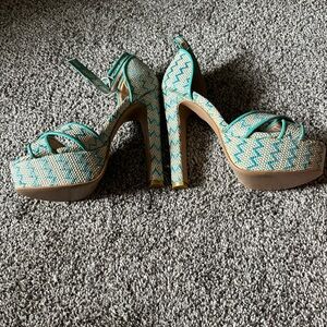 I’m selling this Steve Madden sandals turquoise and cream color, size 7